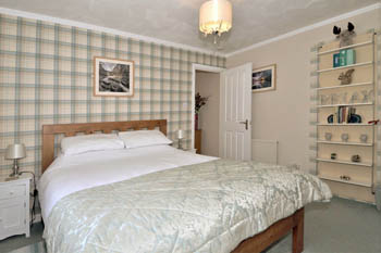 En-suite bedroom with king size pocket sprung memory foam mattress